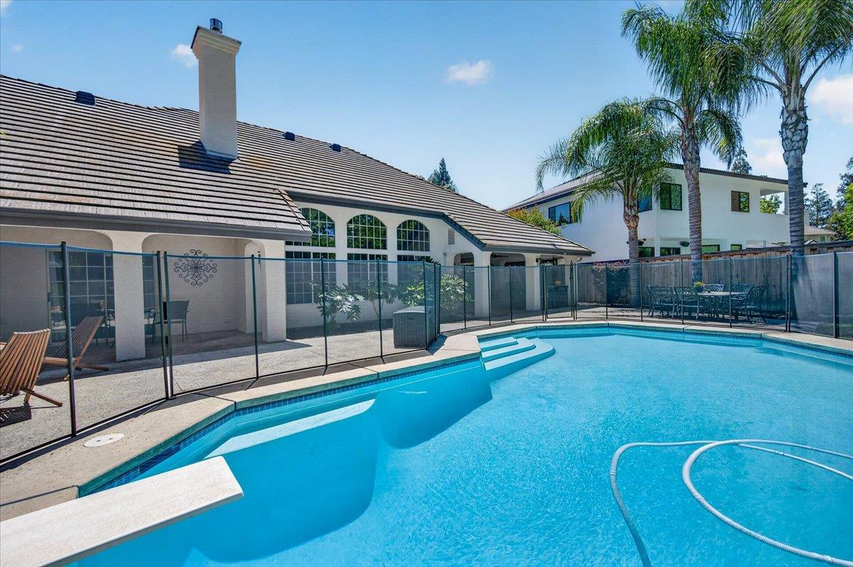1306 E Valley Forge Dr, Fresno, CA 93720