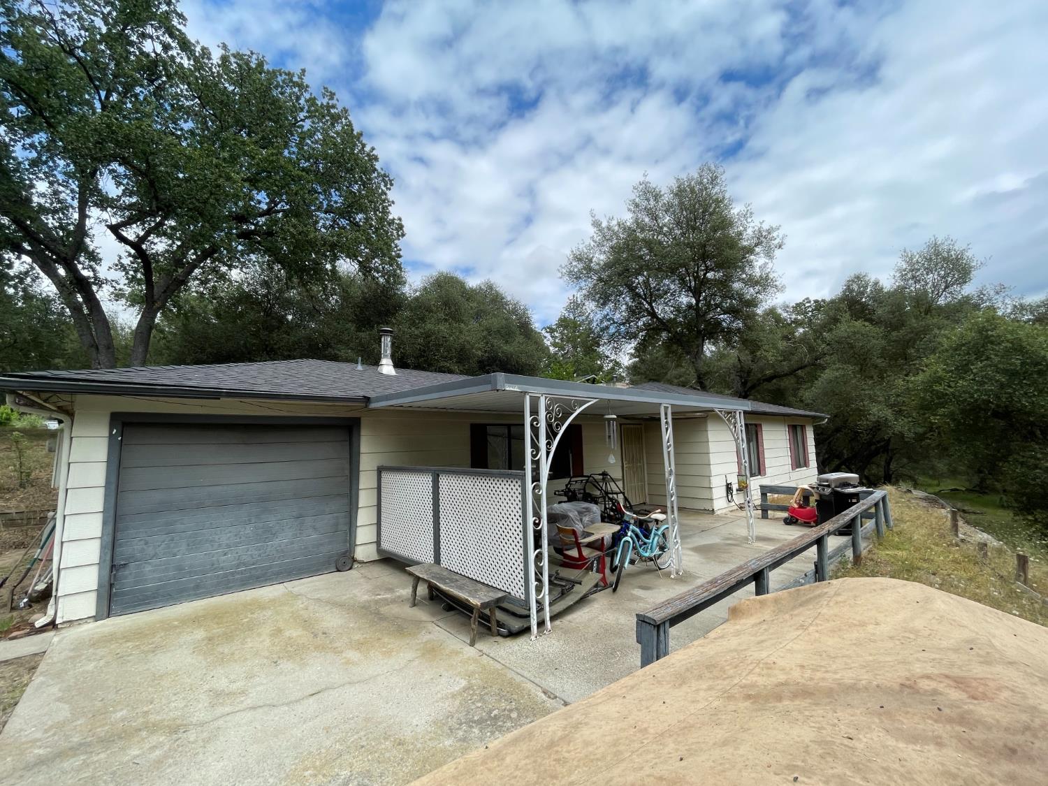 40341 Redbud Dr, Oakhurst, CA 93644