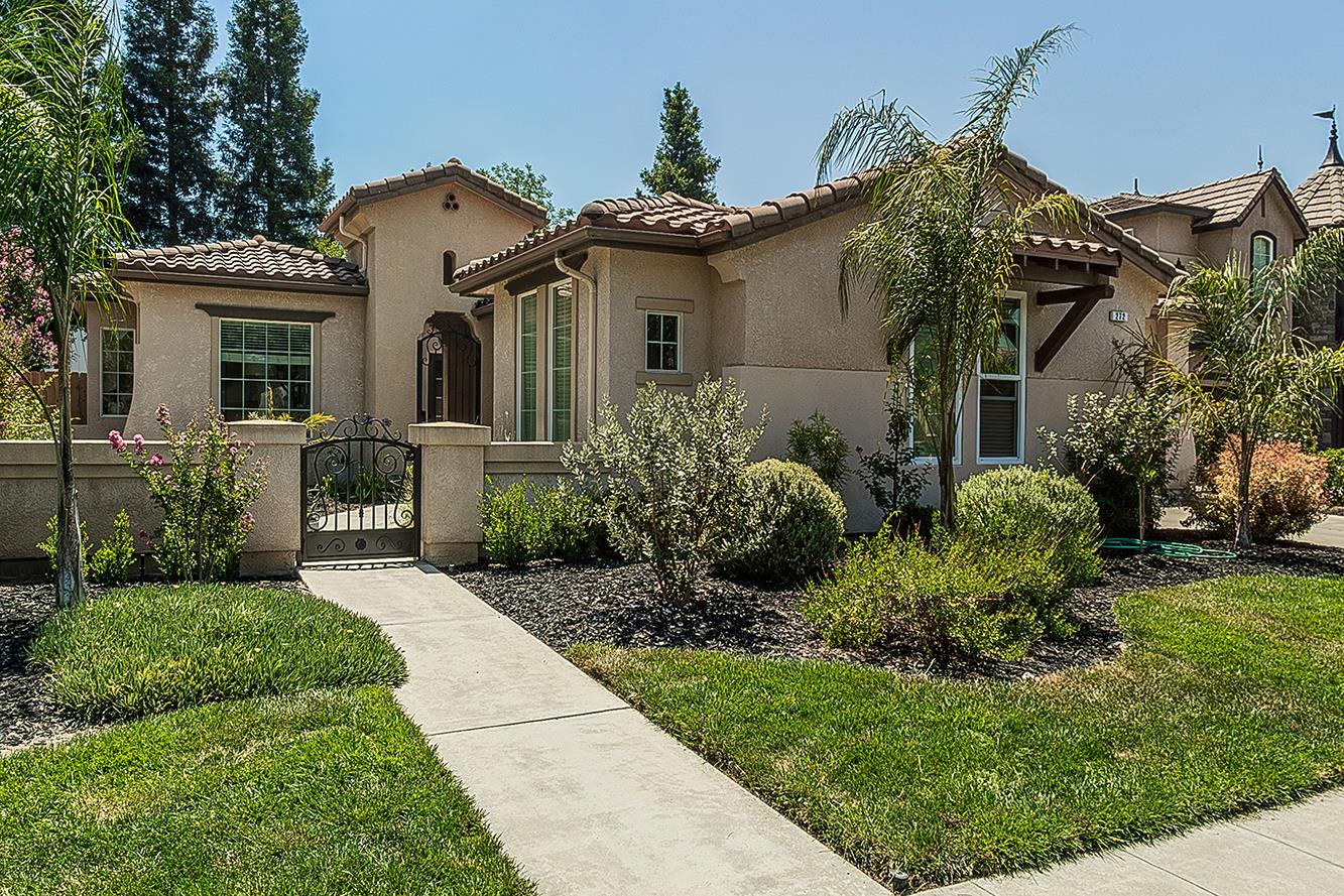 272 Omaha Ave, Clovis, CA 93619
