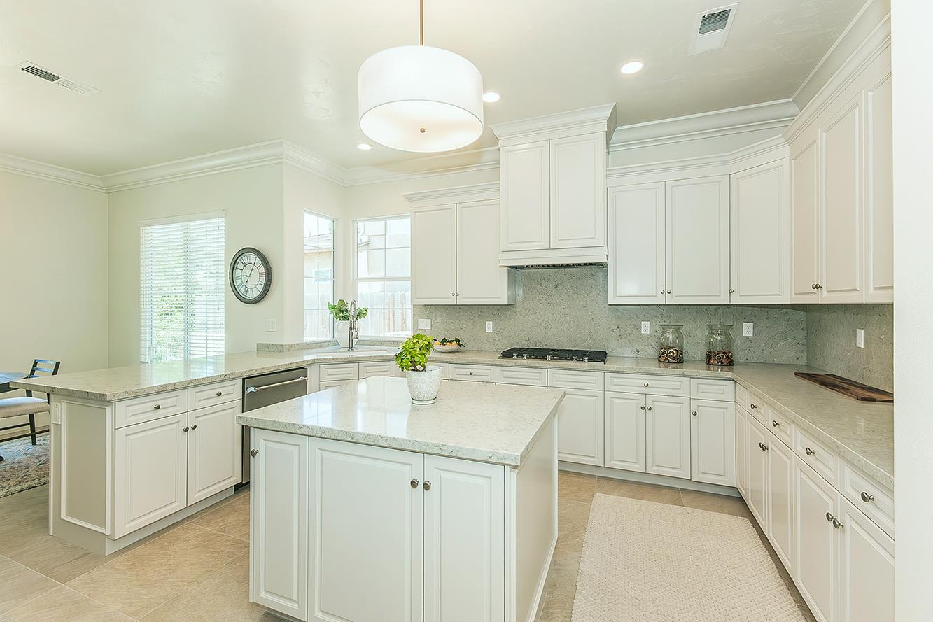 272 Omaha Ave, Clovis, CA 93619