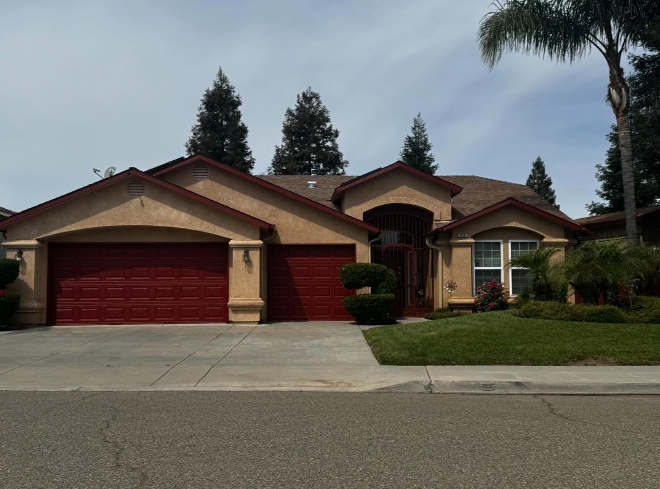 876 Royal Dr, Madera, CA 93637