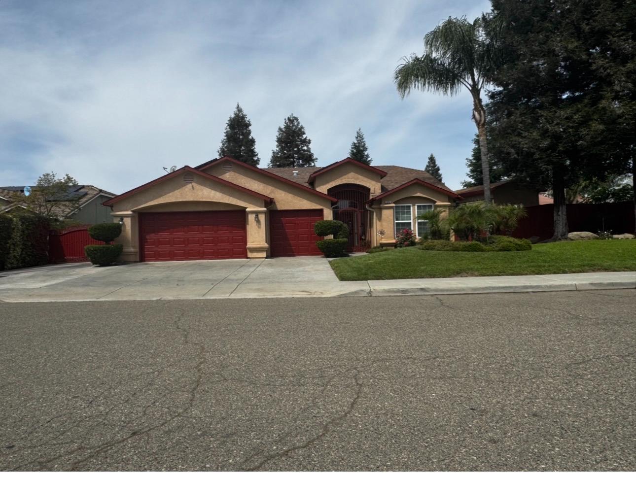 876 Royal Dr, Madera, CA 93637
