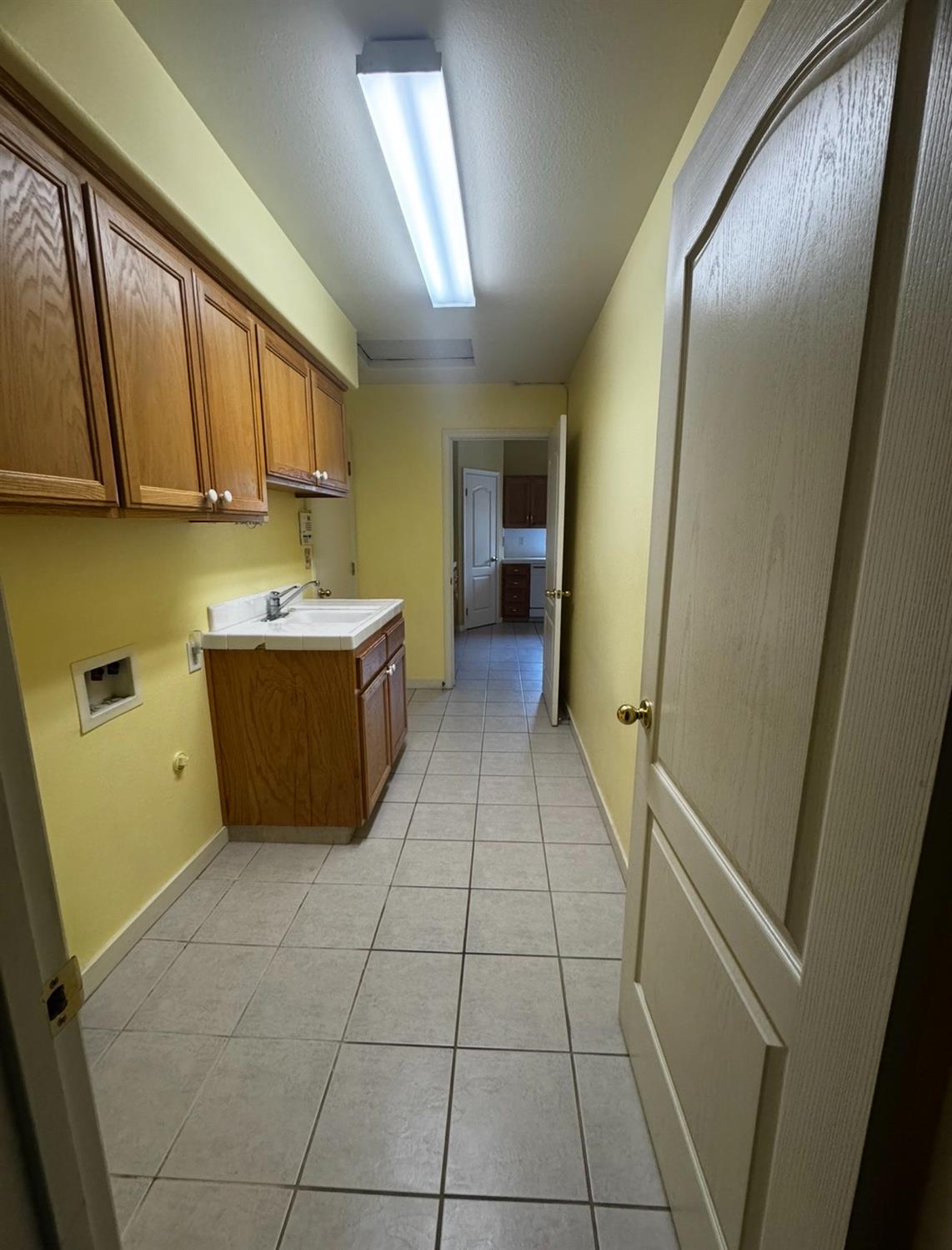 876 Royal Dr, Madera, CA 93637