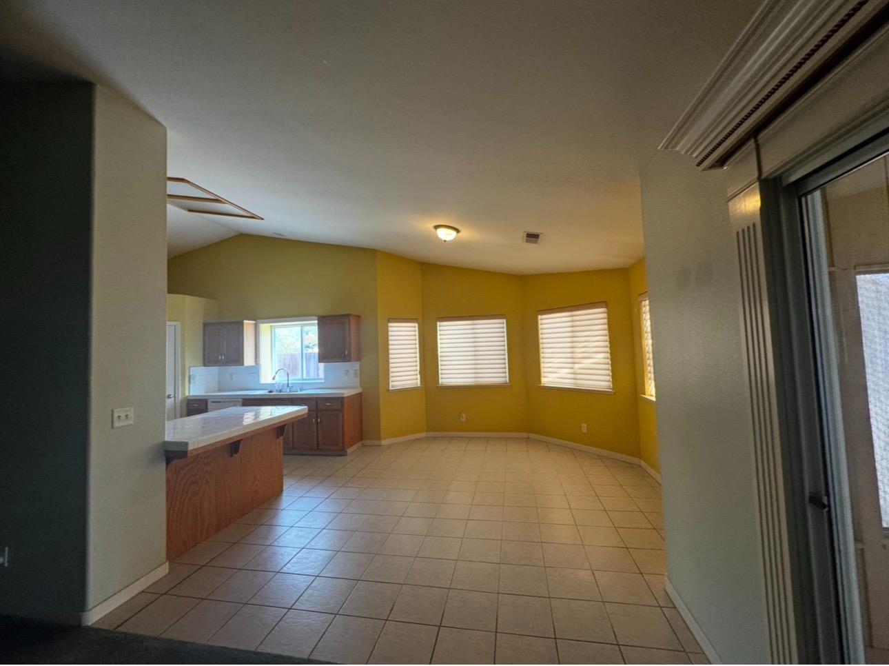 876 Royal Dr, Madera, CA 93637