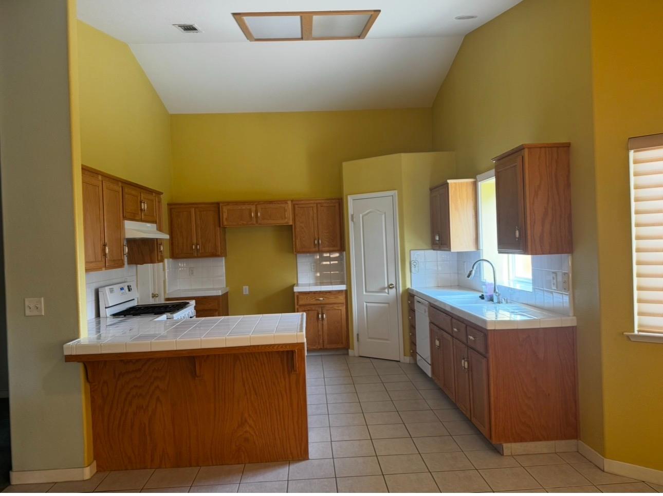 876 Royal Dr, Madera, CA 93637