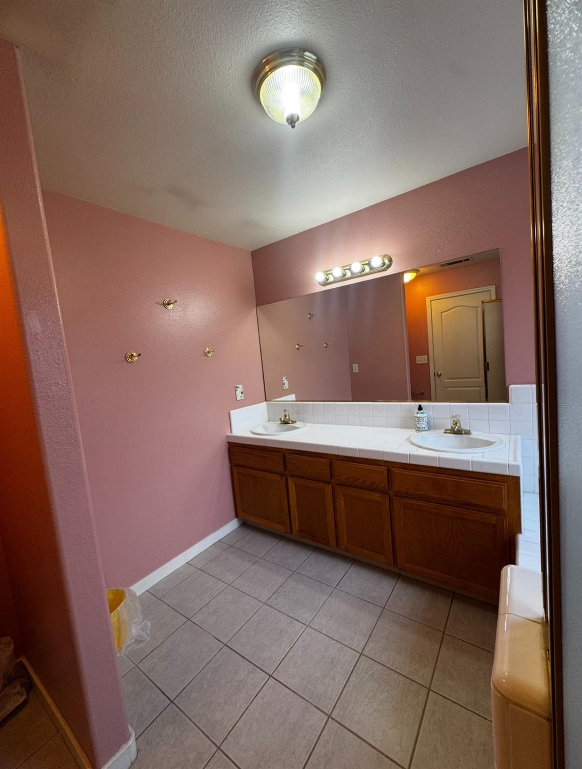 876 Royal Dr, Madera, CA 93637