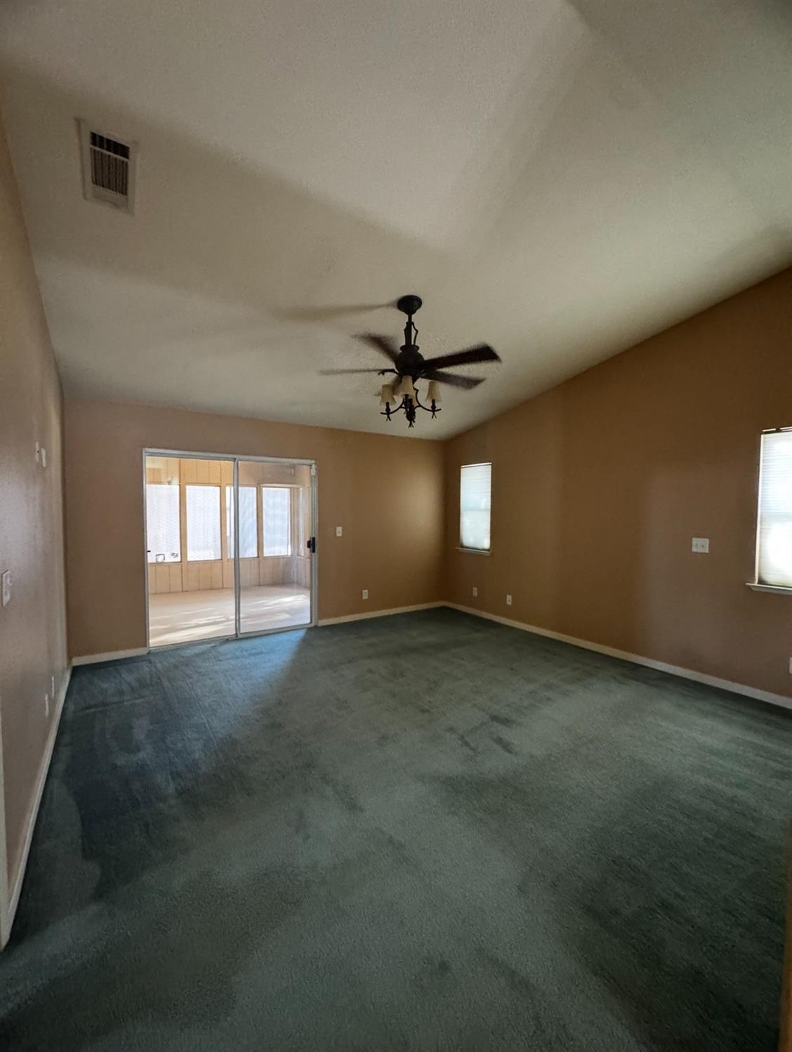 876 Royal Dr, Madera, CA 93637