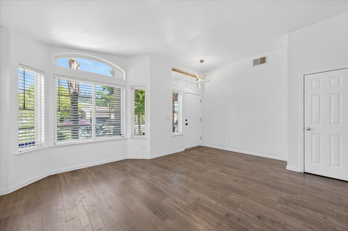 2437 N Tracy Ave, Fresno, CA 93722
