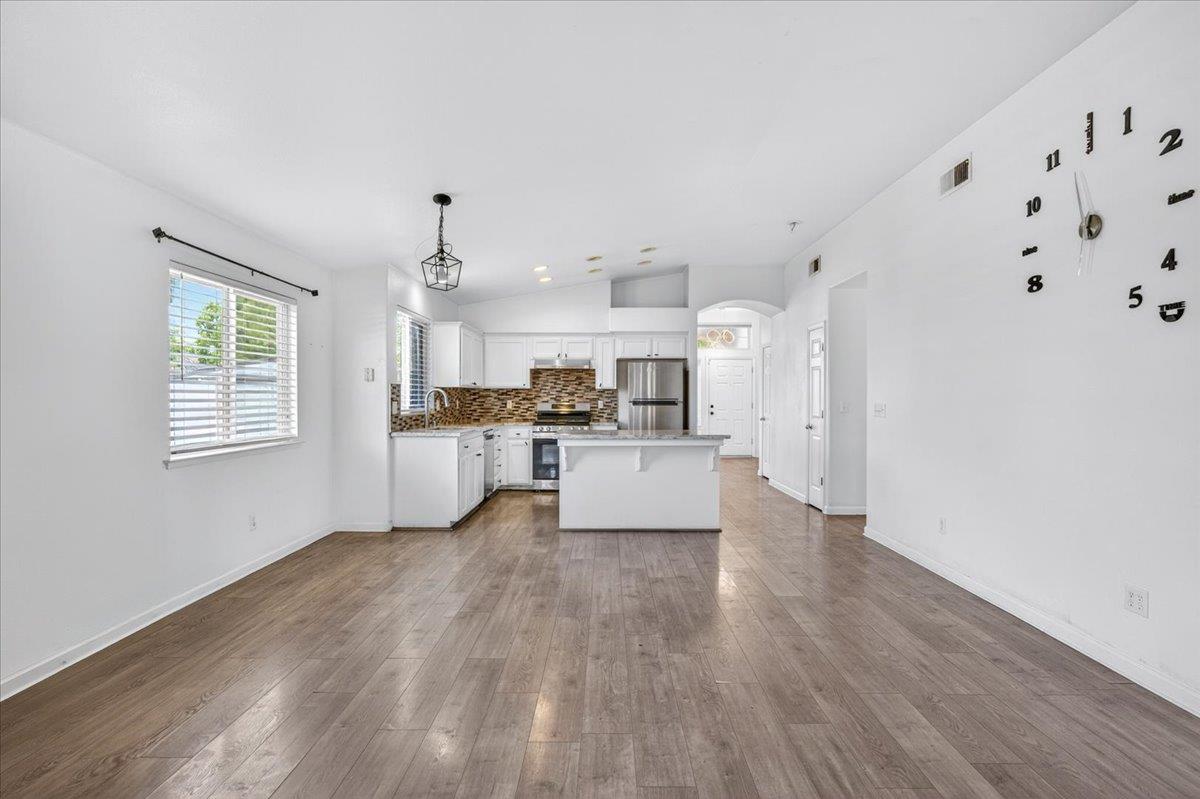 2437 N Tracy Ave, Fresno, CA 93722