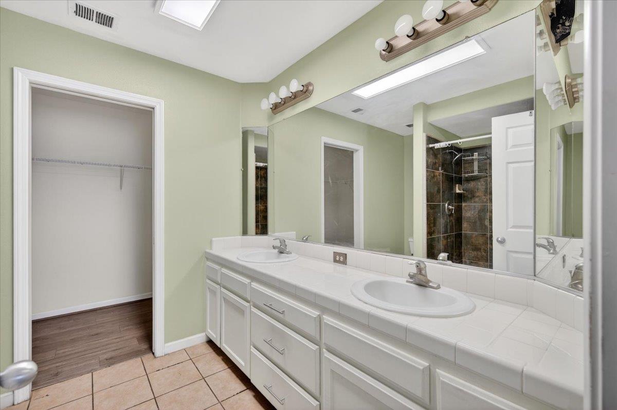 2437 N Tracy Ave, Fresno, CA 93722