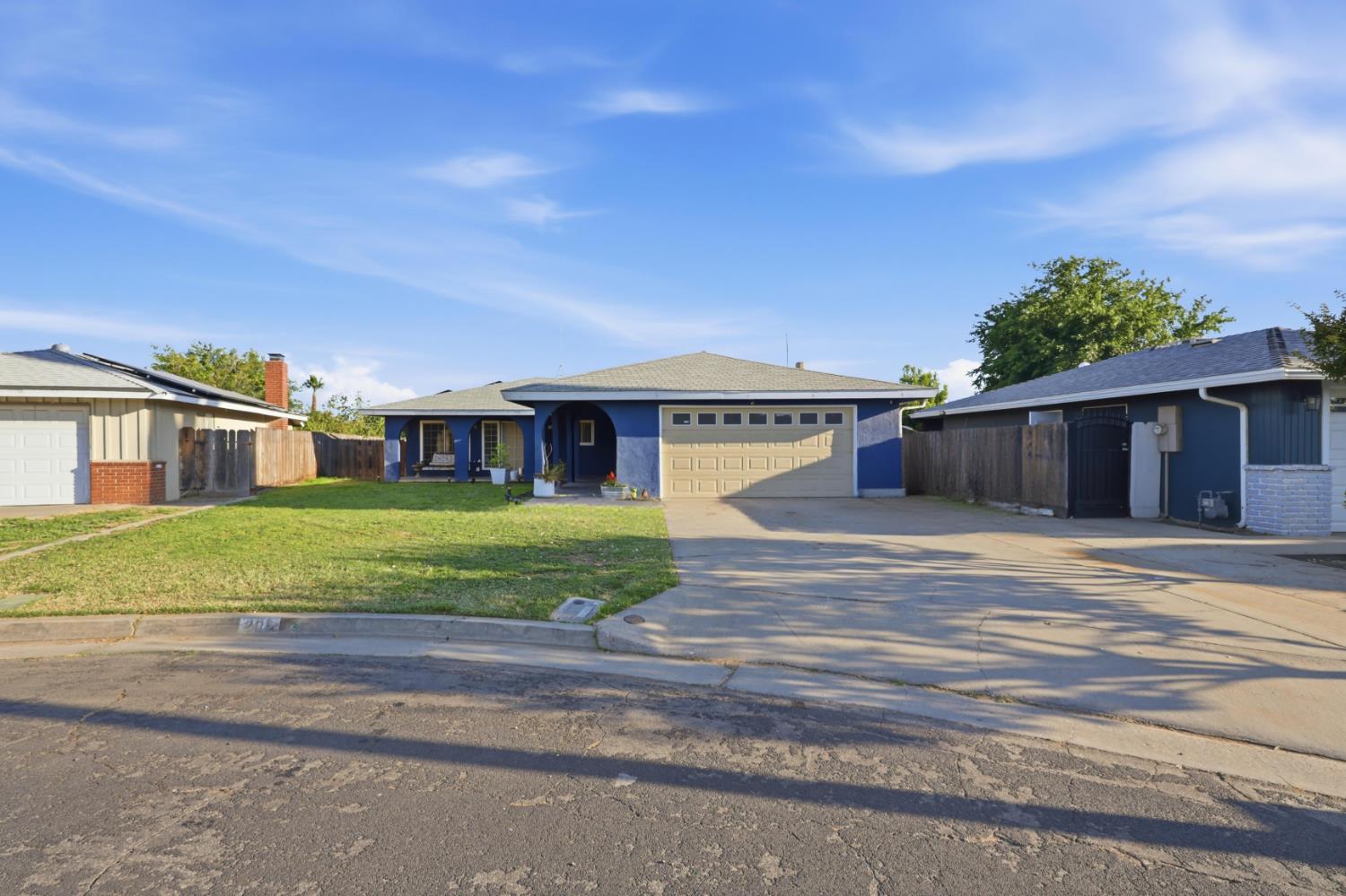 208 De Santi Ave, Madera, CA 93637