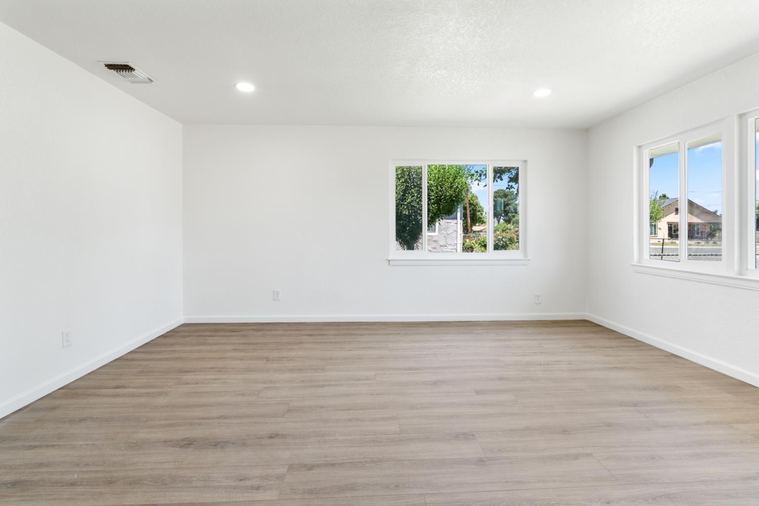 1105 Hoag Ave, Sanger, CA 93657