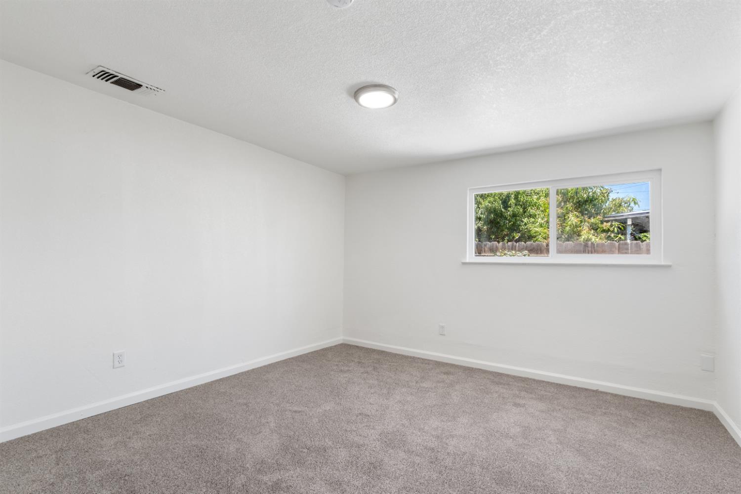 1105 Hoag Ave, Sanger, CA 93657