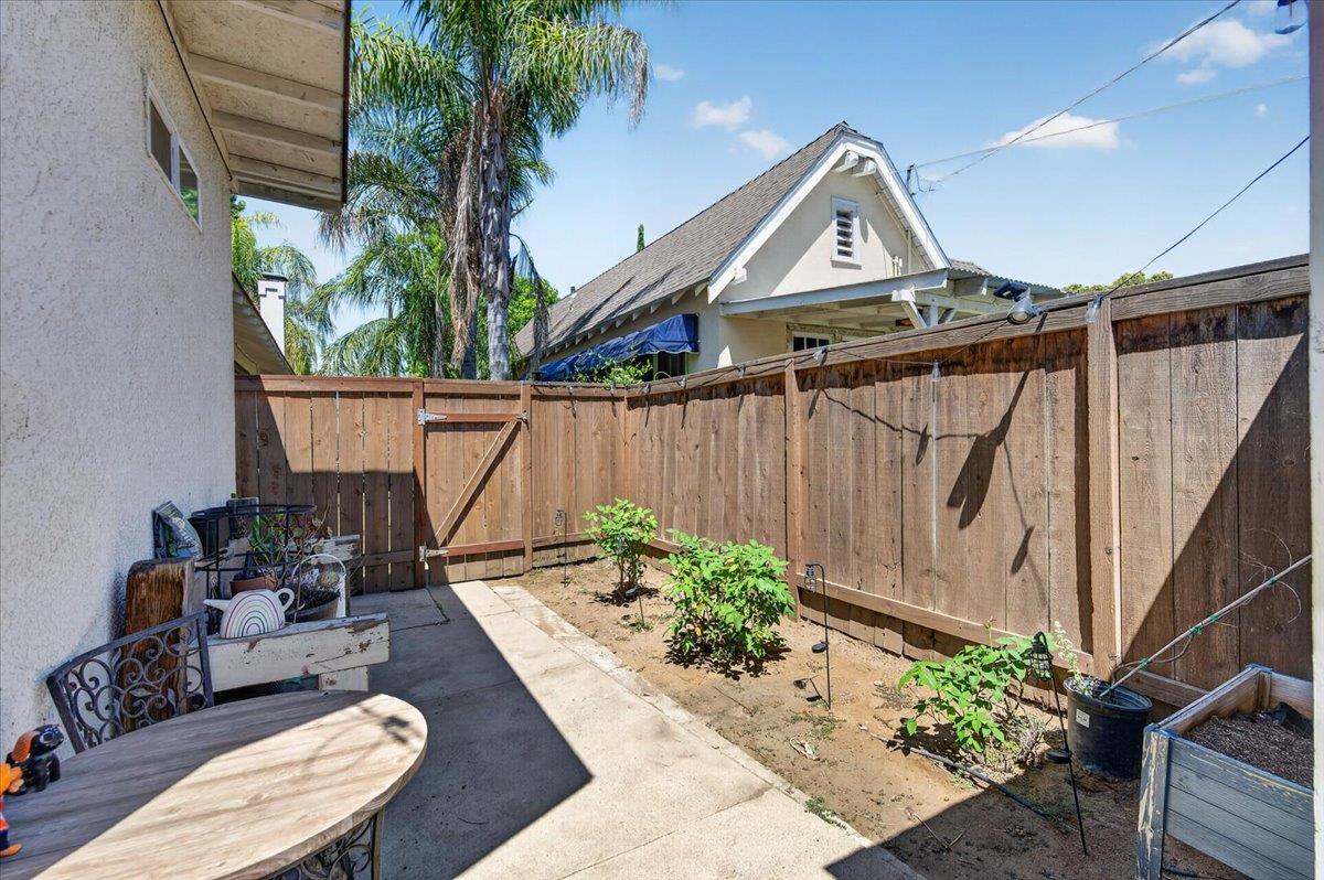 1468 N Poplar Ave, Fresno, CA 93728