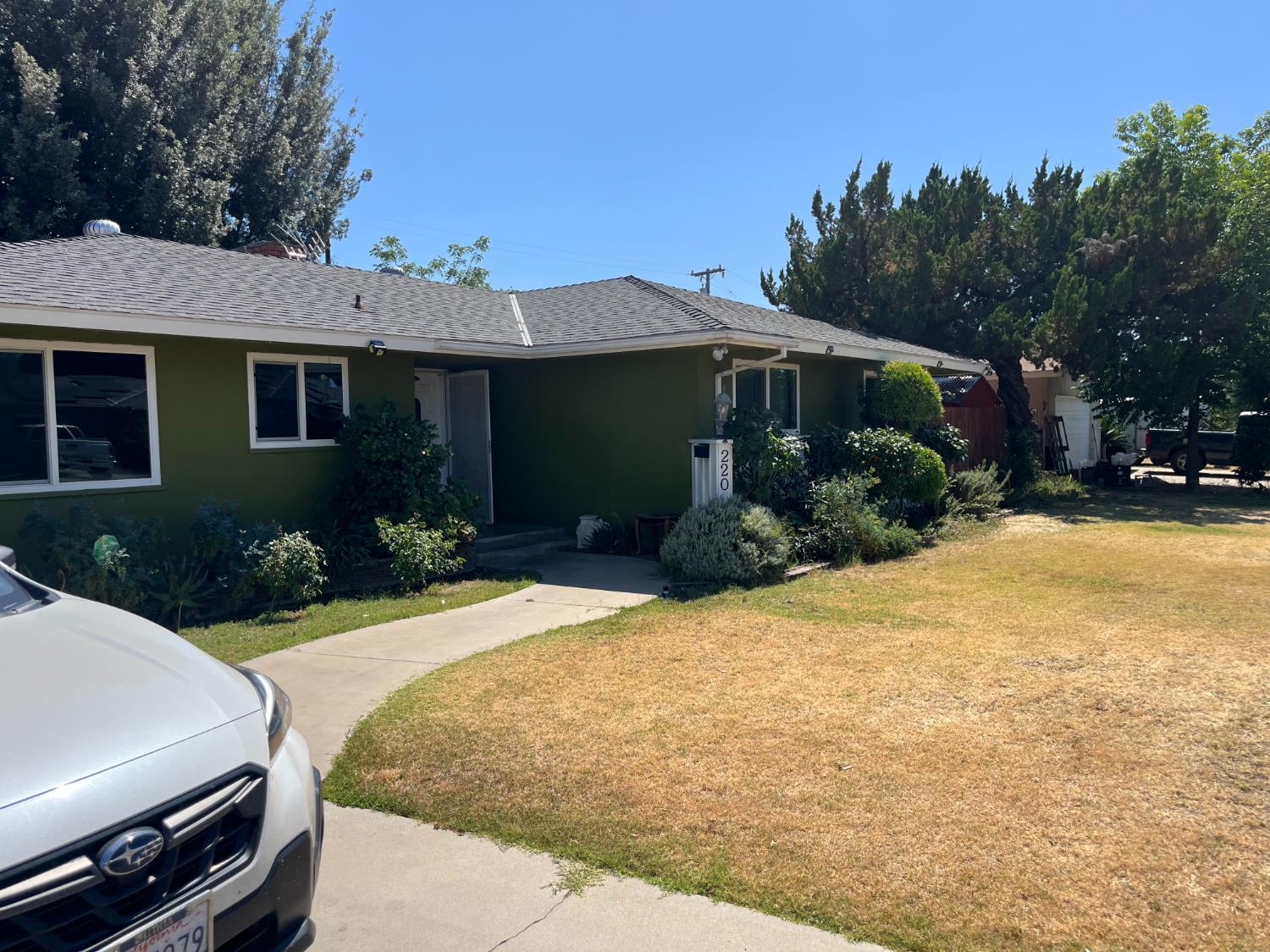 220 W Wayside Dr, Dinuba, CA 93618