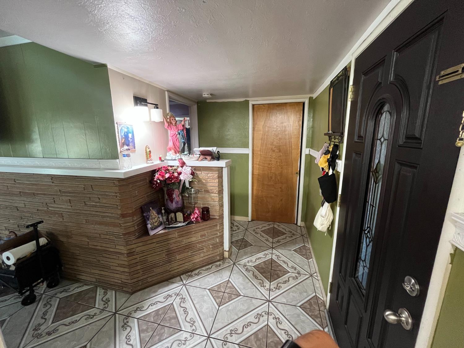 220 W Wayside Dr, Dinuba, CA 93618