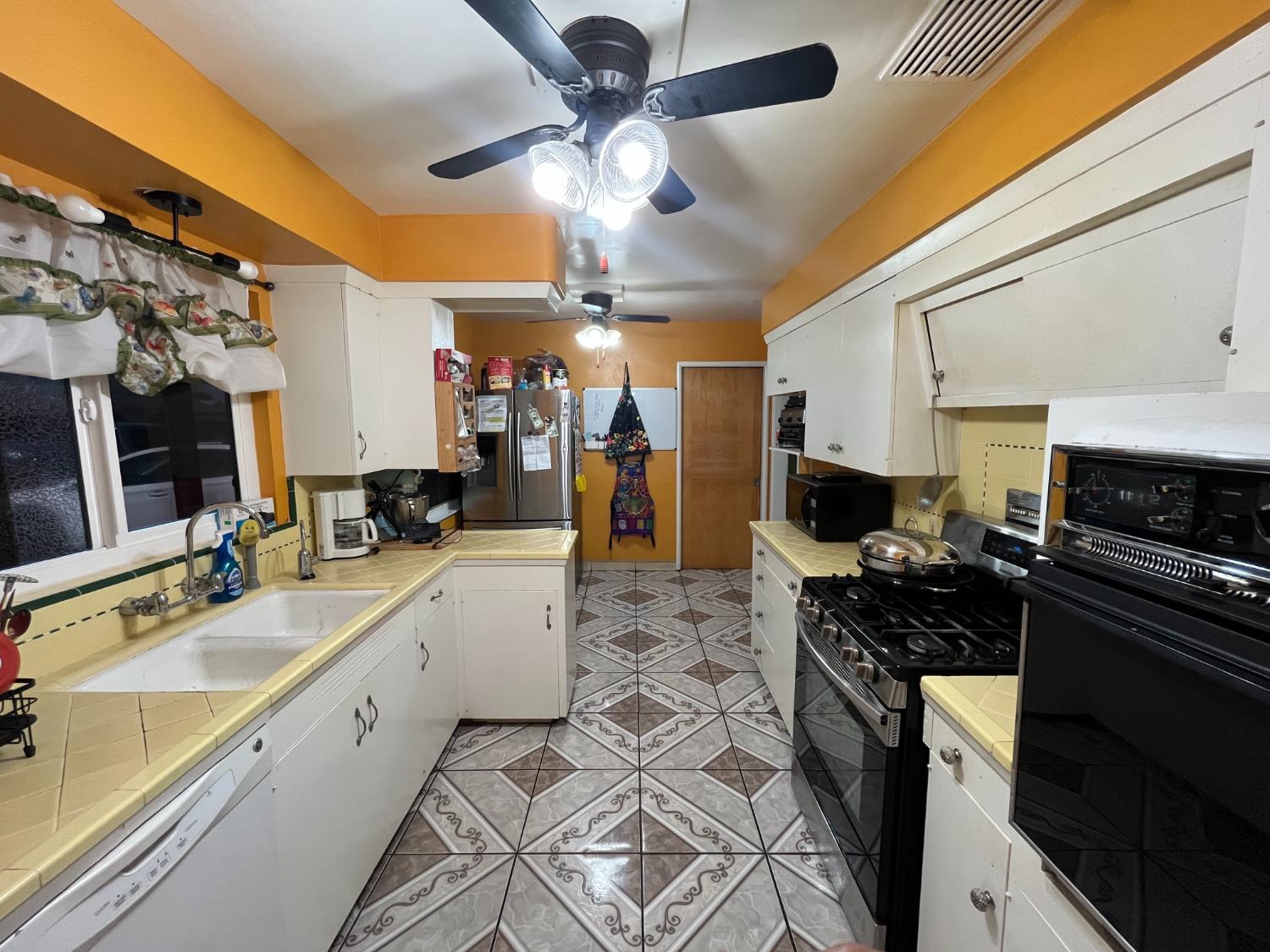 220 W Wayside Dr, Dinuba, CA 93618