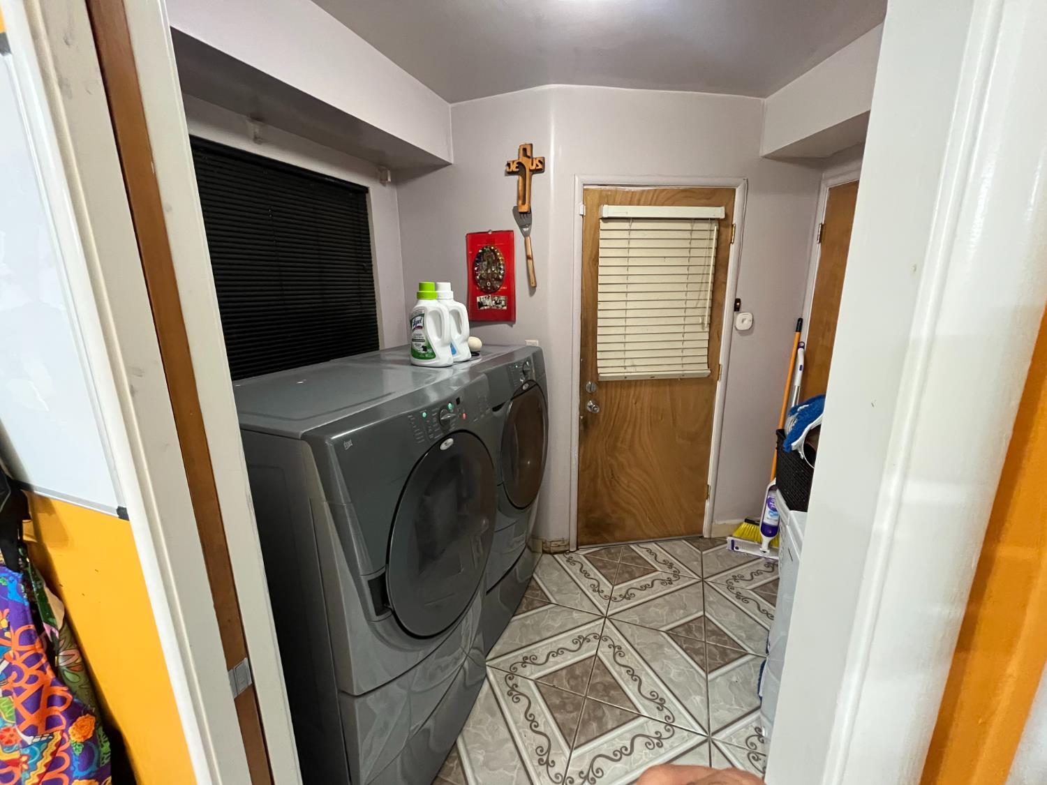 220 W Wayside Dr, Dinuba, CA 93618