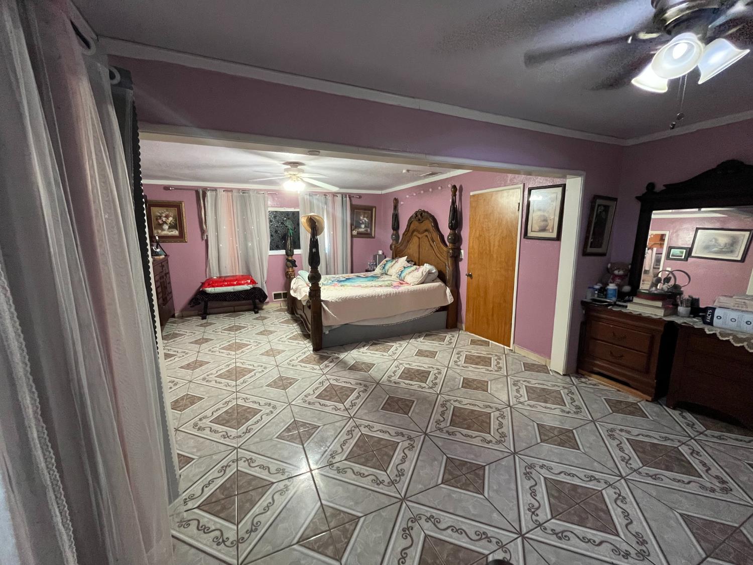 220 W Wayside Dr, Dinuba, CA 93618
