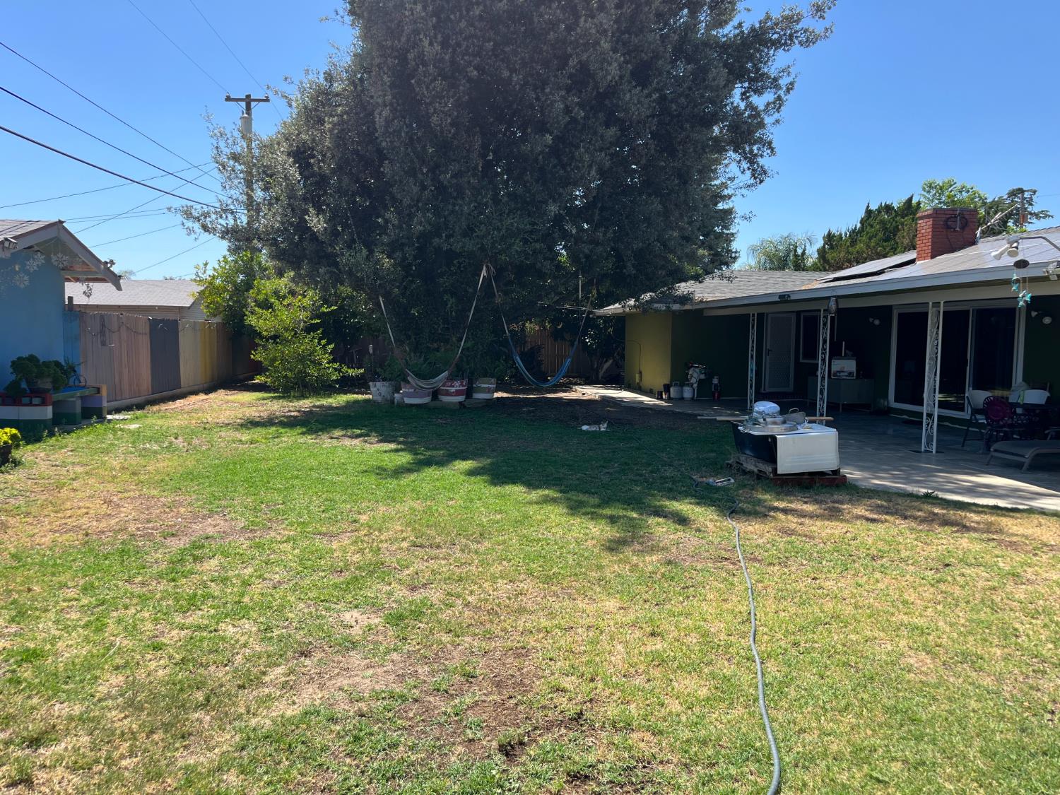 220 W Wayside Dr, Dinuba, CA 93618