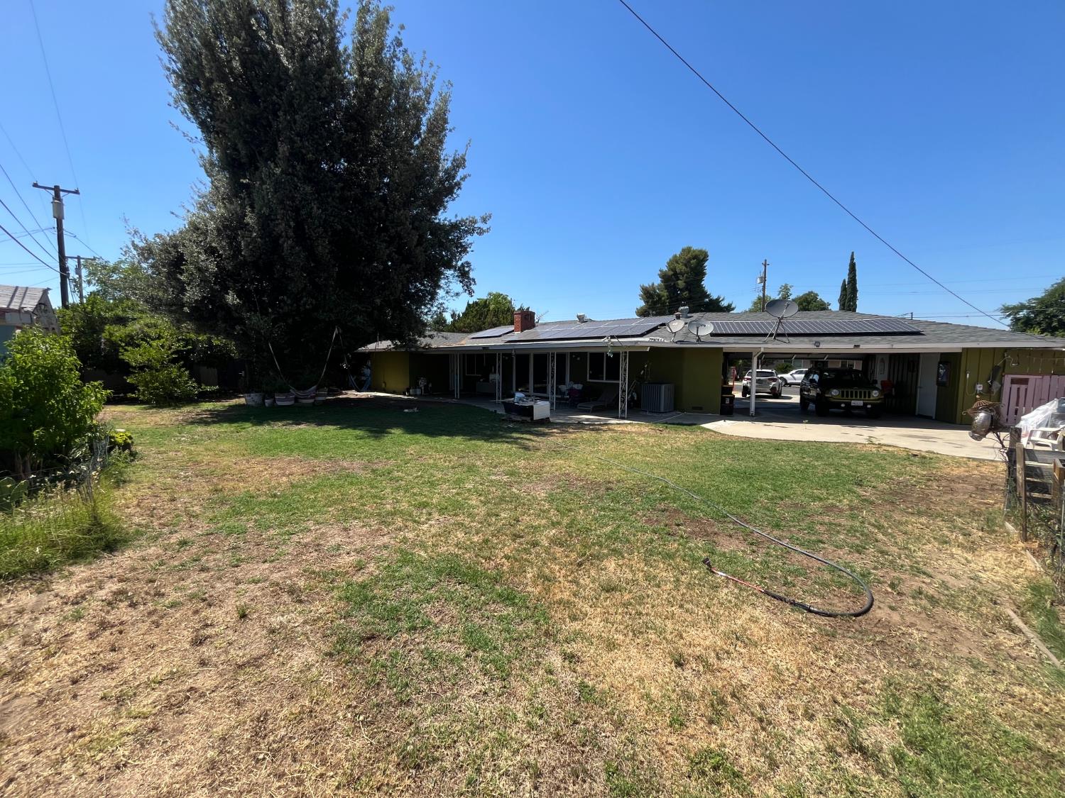 220 W Wayside Dr, Dinuba, CA 93618