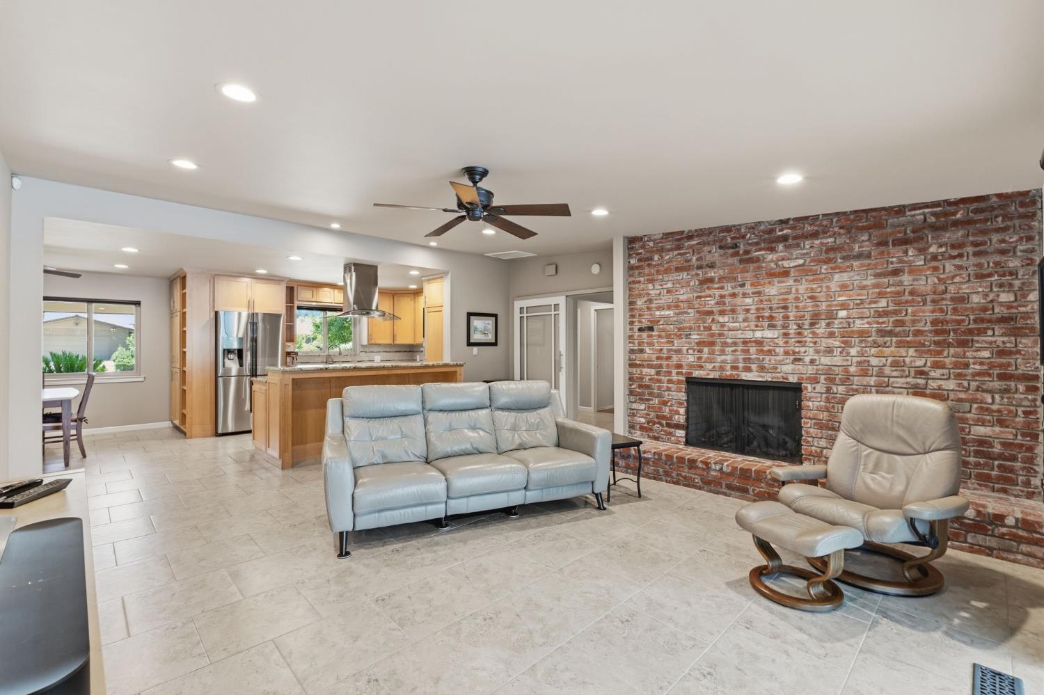 1154 W Tenaya Way, Fresno, CA 93711