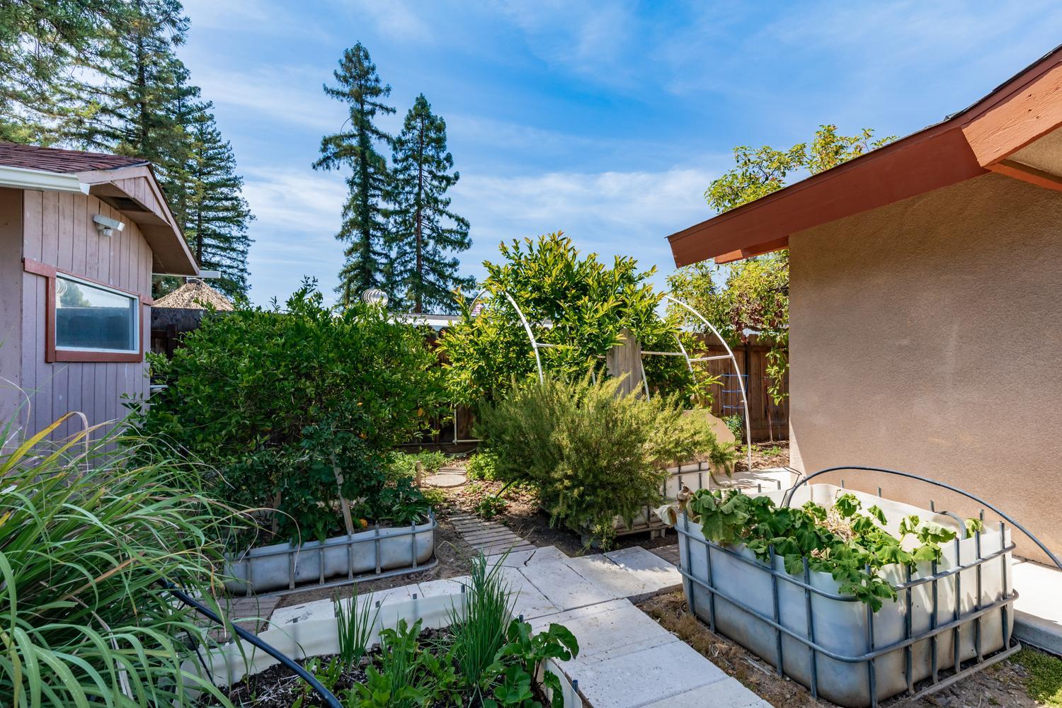 2479 W San Ramon Ave, Fresno, CA 93711