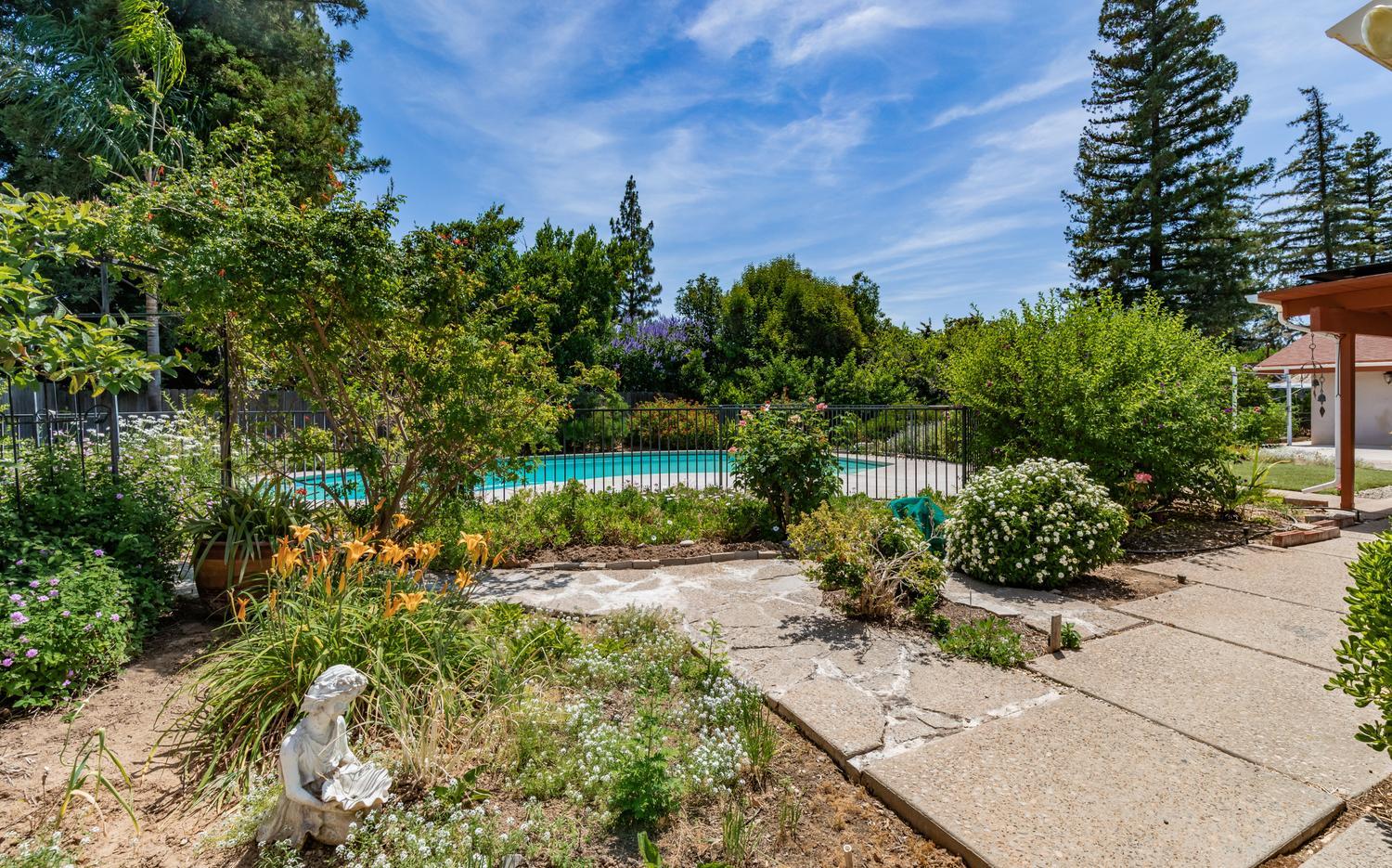 2479 W San Ramon Ave, Fresno, CA 93711