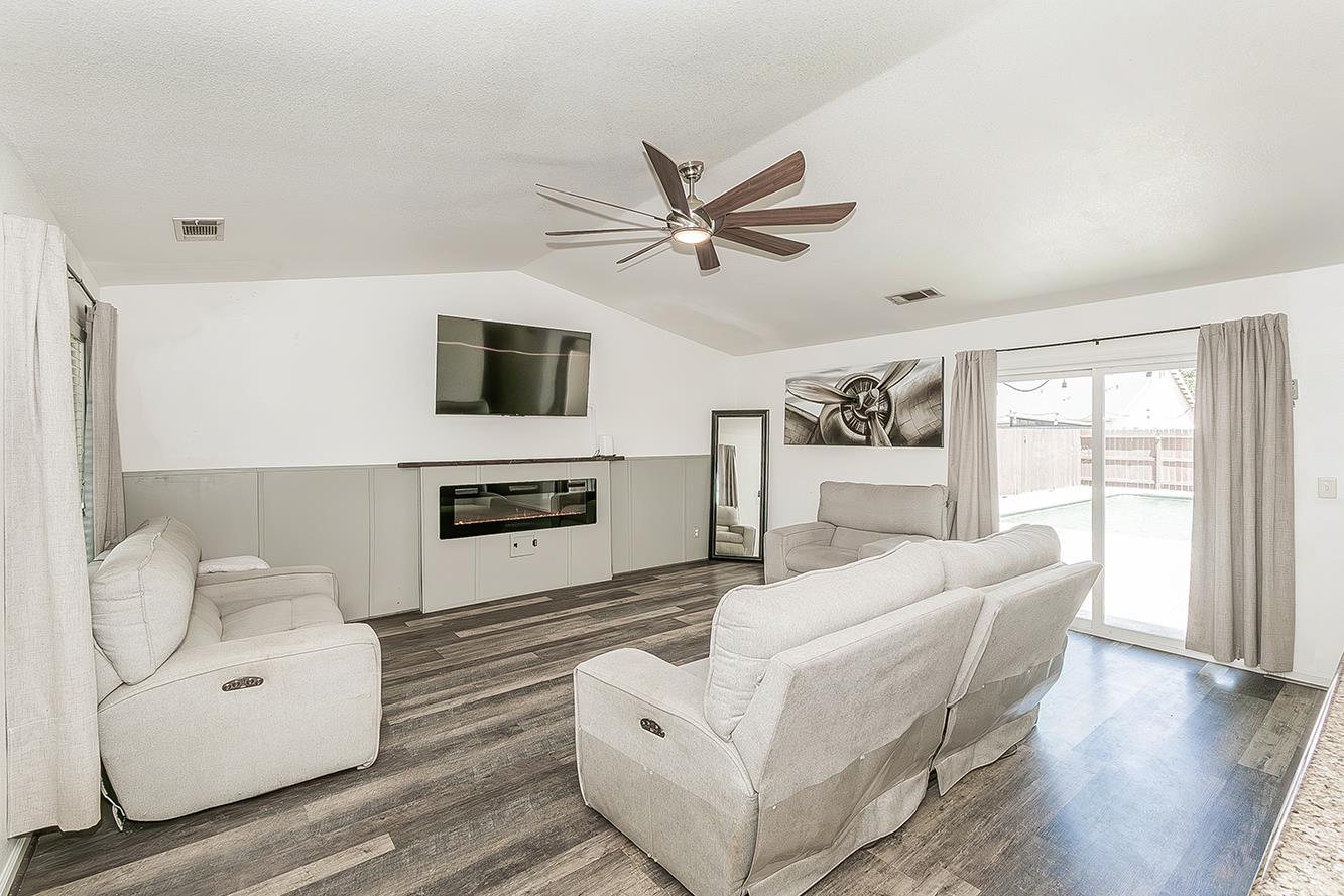180 E Carpenter Ave, Reedley, CA 93654