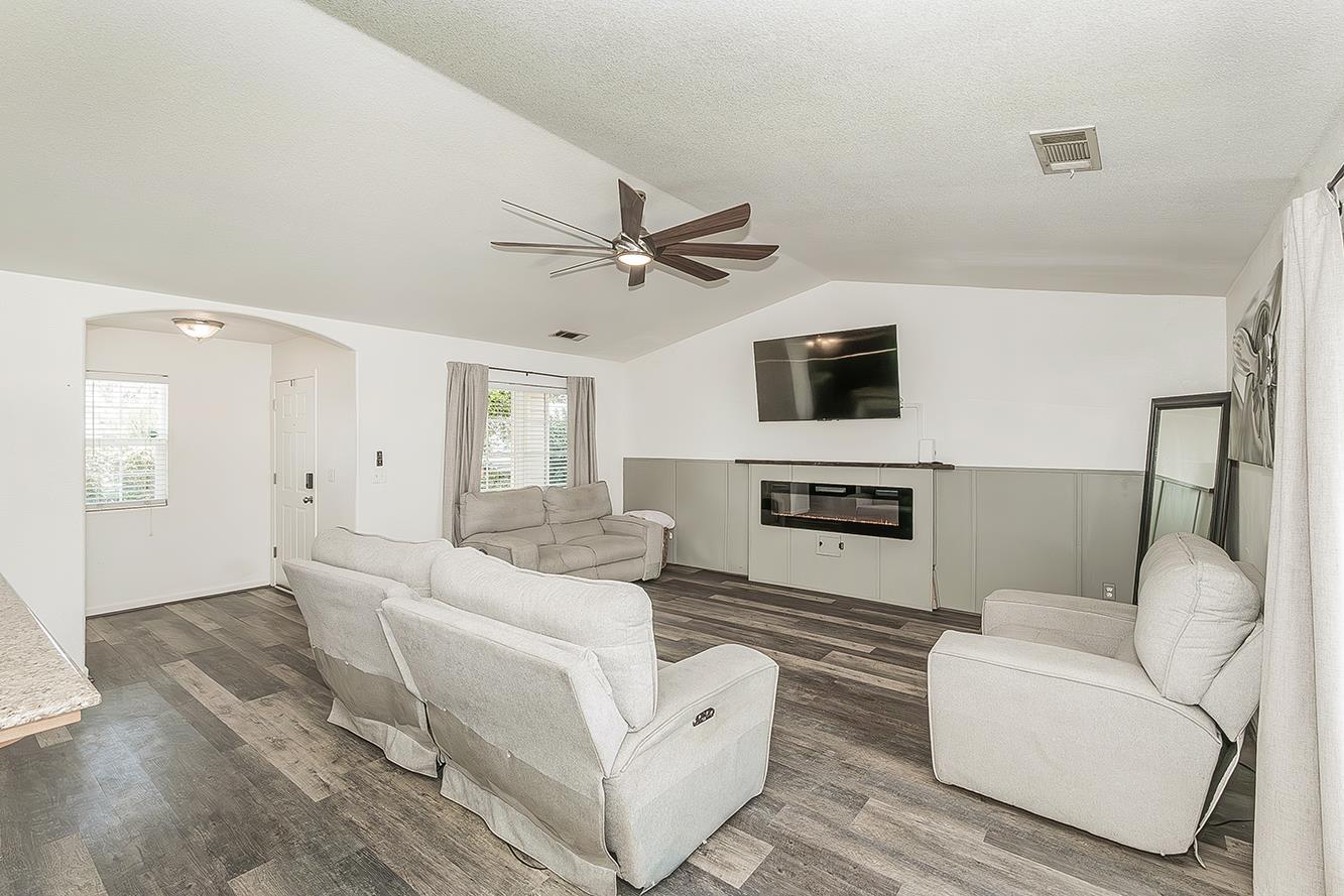 180 E Carpenter Ave, Reedley, CA 93654
