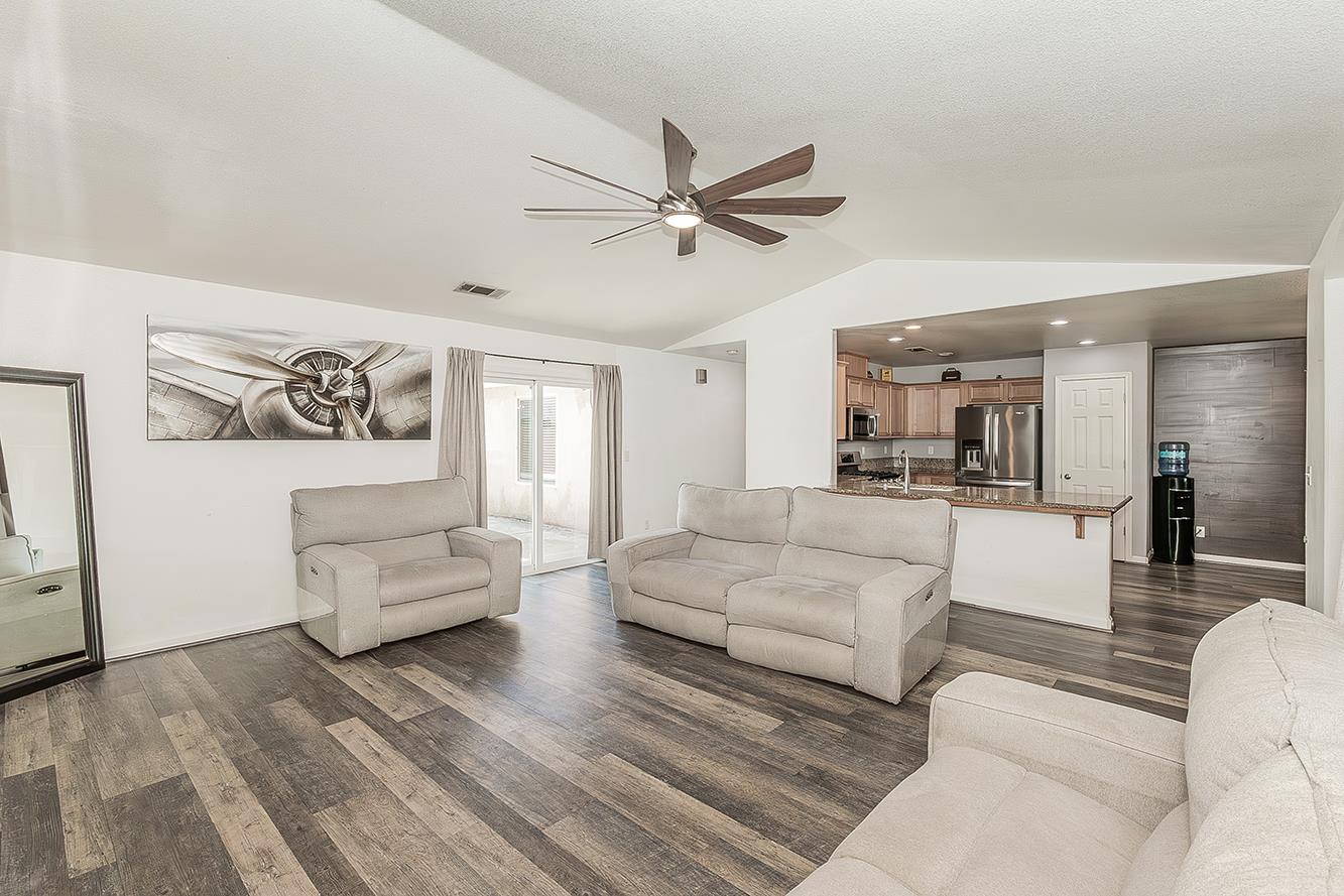 180 E Carpenter Ave, Reedley, CA 93654