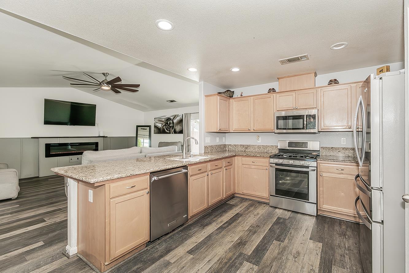 180 E Carpenter Ave, Reedley, CA 93654