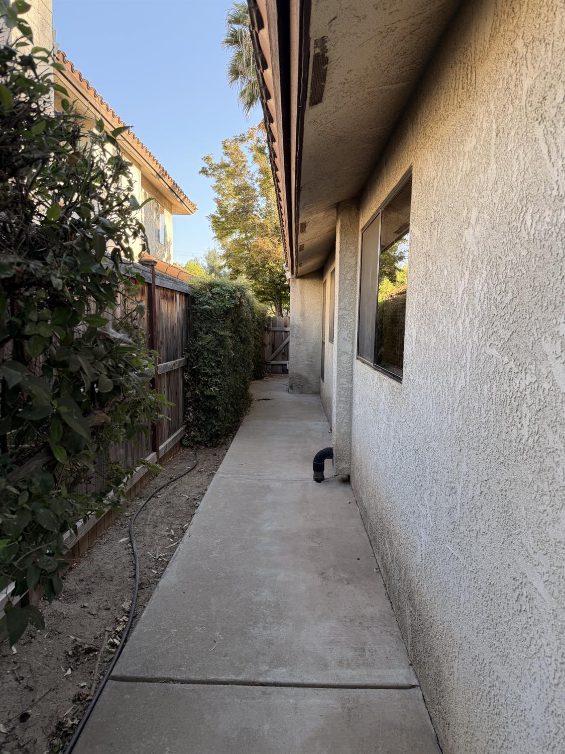 2504 Riverview Dr, Madera, CA 93637