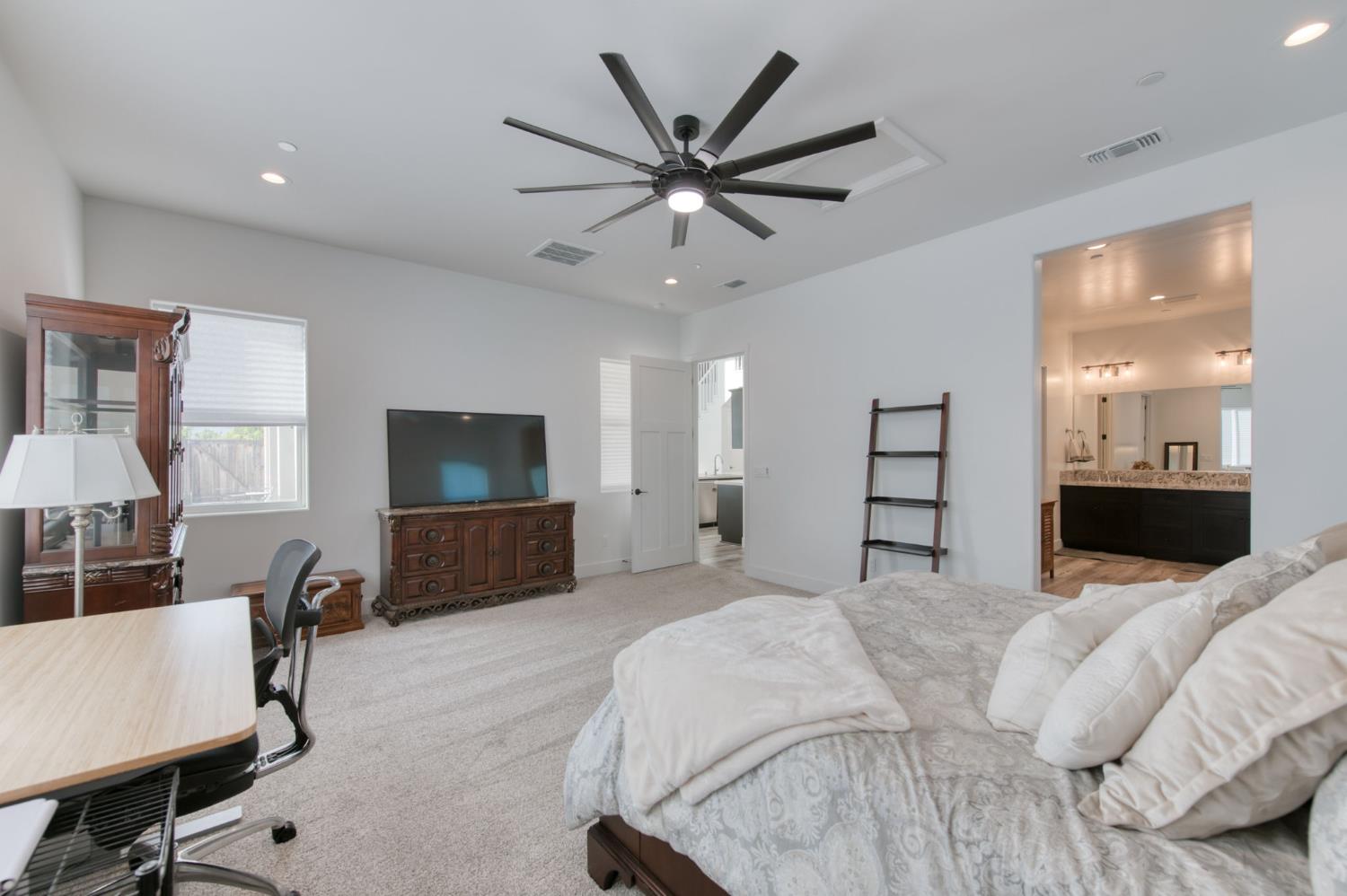 1736 N Renn Ave, Clovis, CA 93619