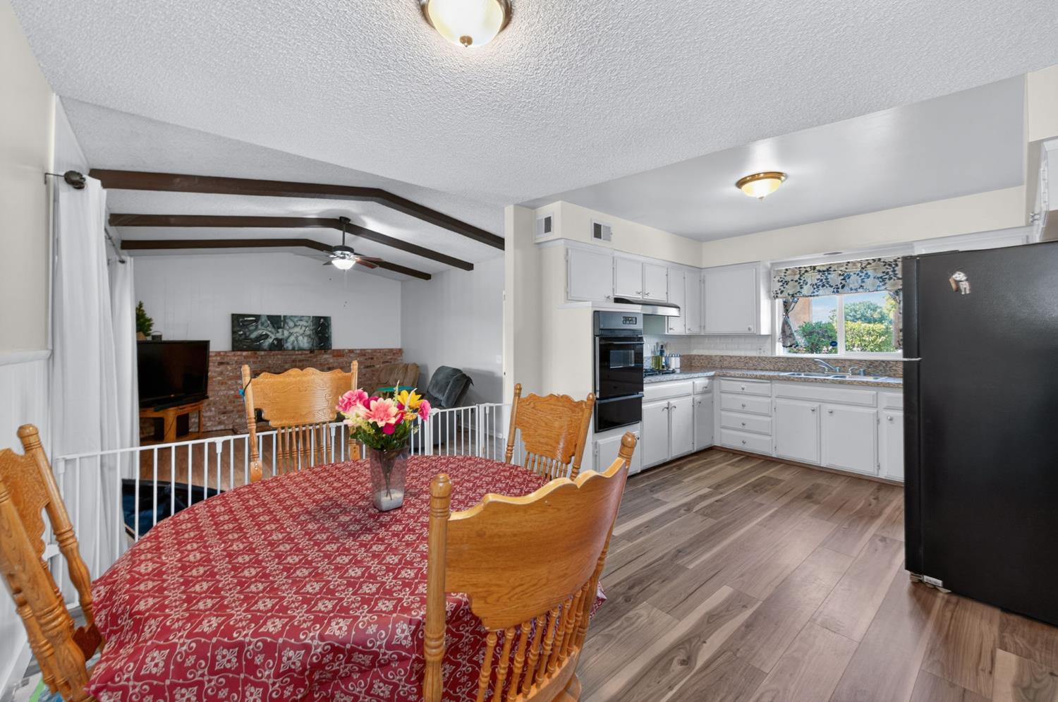 1504 Scott Ave, Clovis, CA 93611