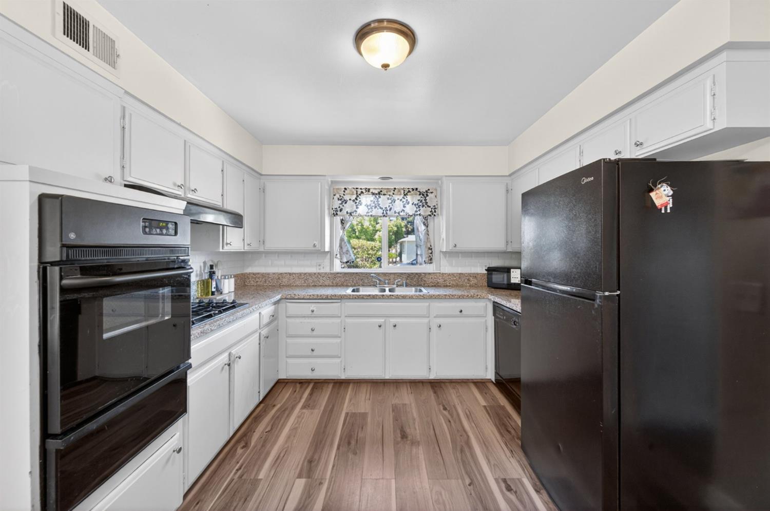 1504 Scott Ave, Clovis, CA 93611
