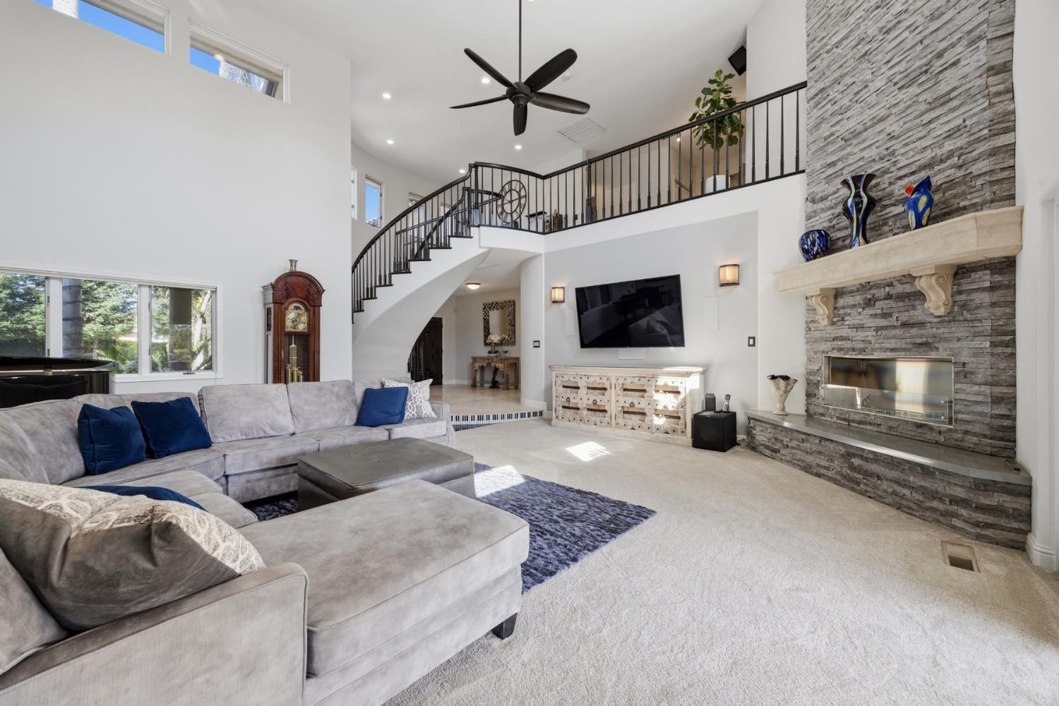 1700 N Roeben Dr, Visalia, CA 93291