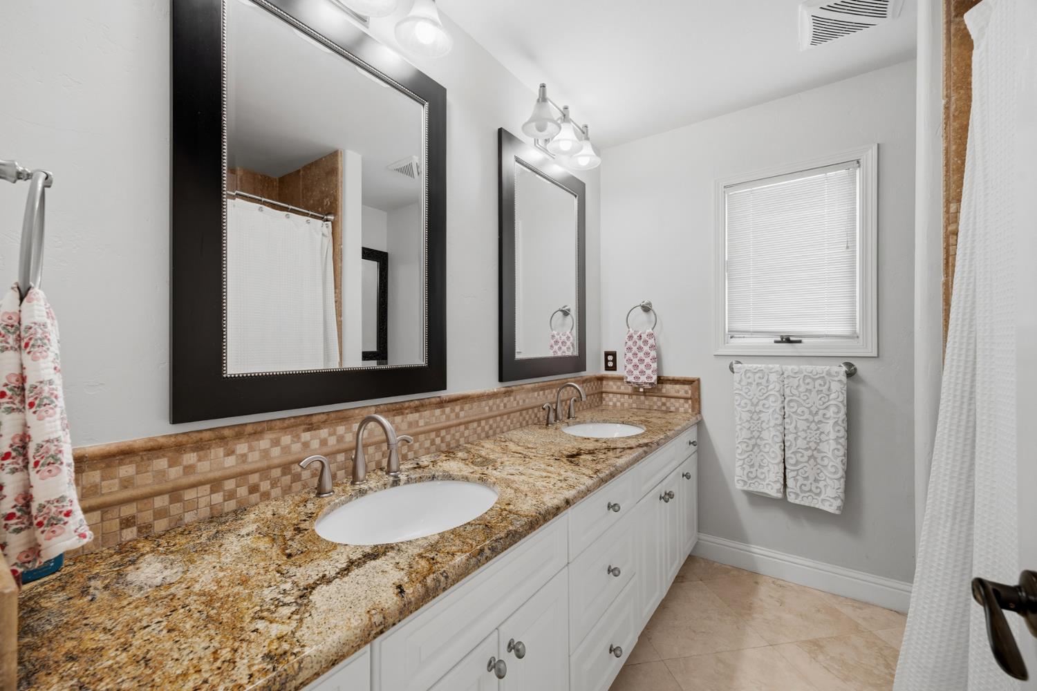 1700 N Roeben Dr, Visalia, CA 93291