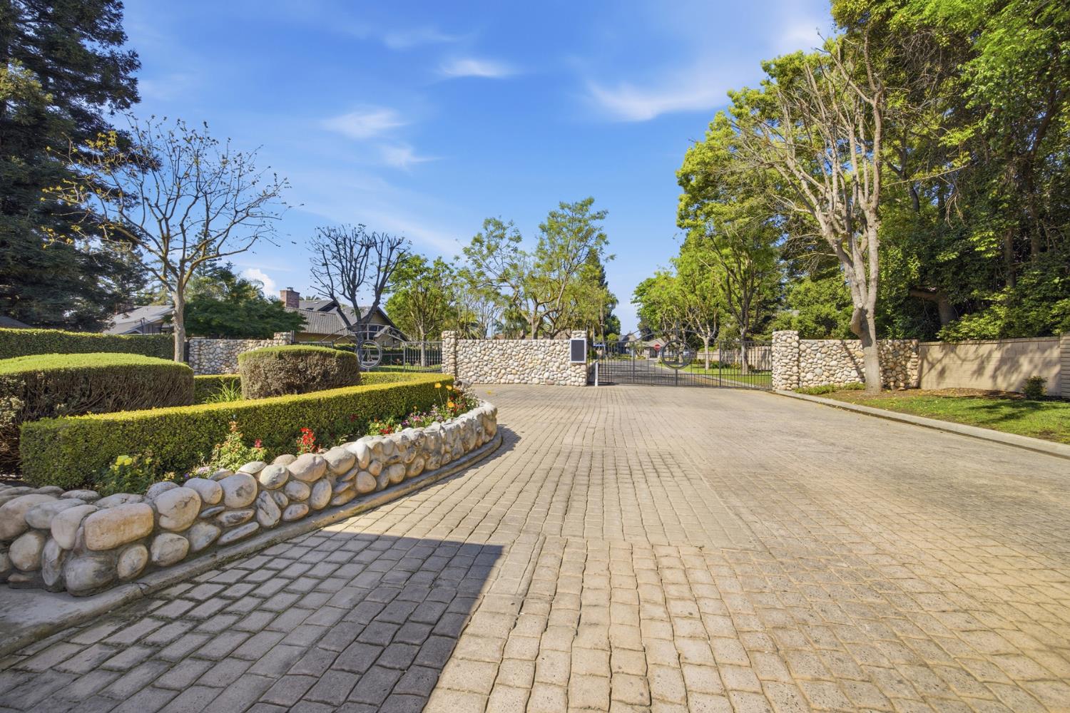1700 N Roeben Dr, Visalia, CA 93291