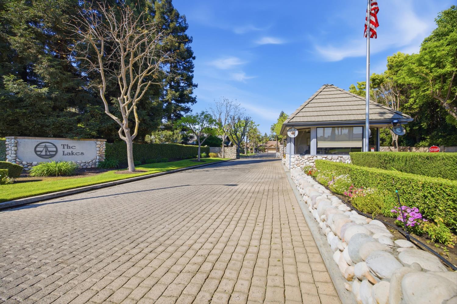 1700 N Roeben Dr, Visalia, CA 93291