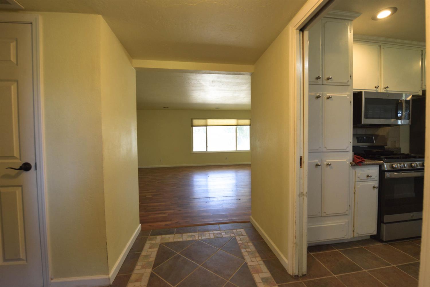 1636 W Vartikian Ave, Fresno, CA 93711