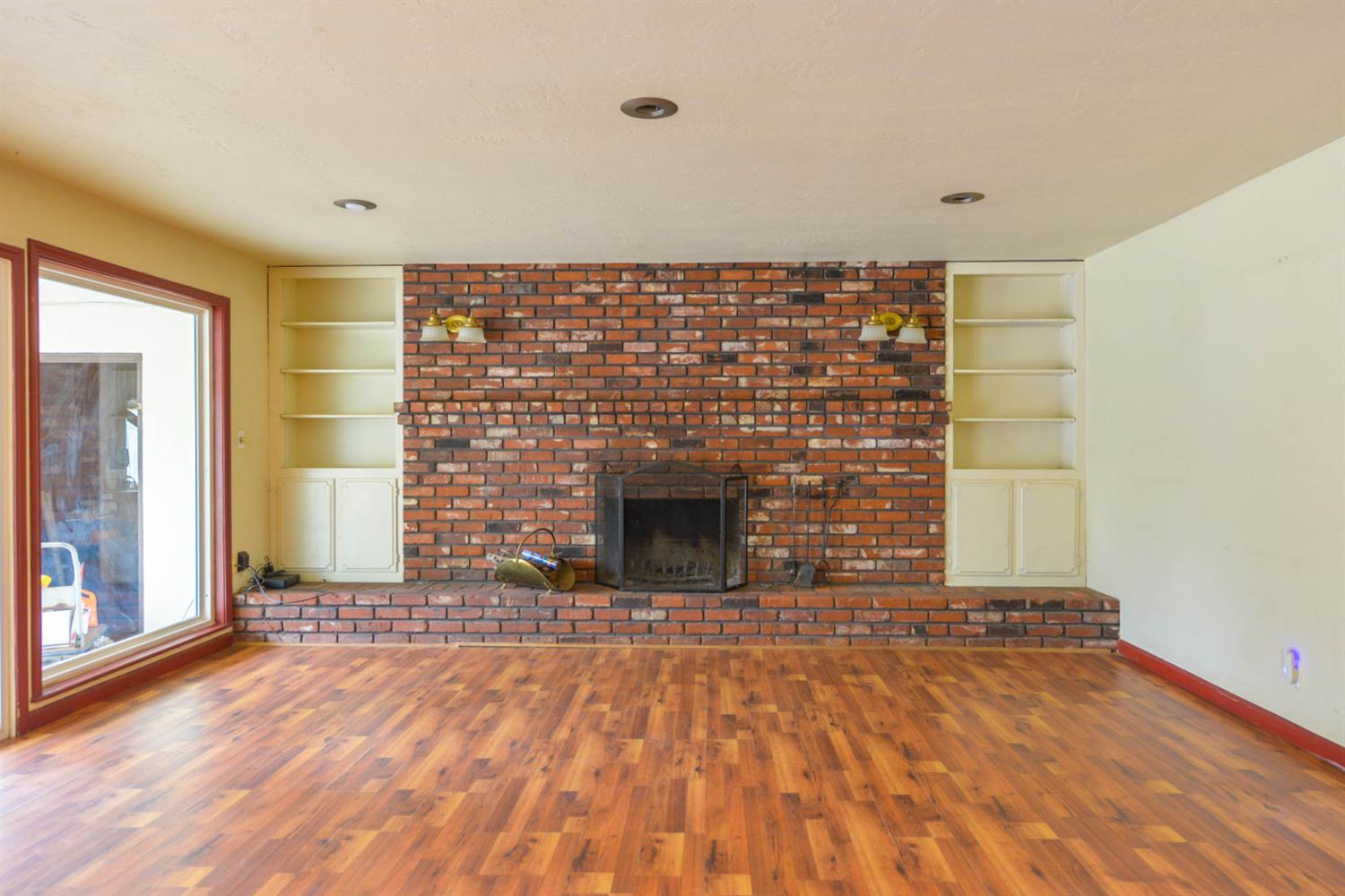1636 W Vartikian Ave, Fresno, CA 93711