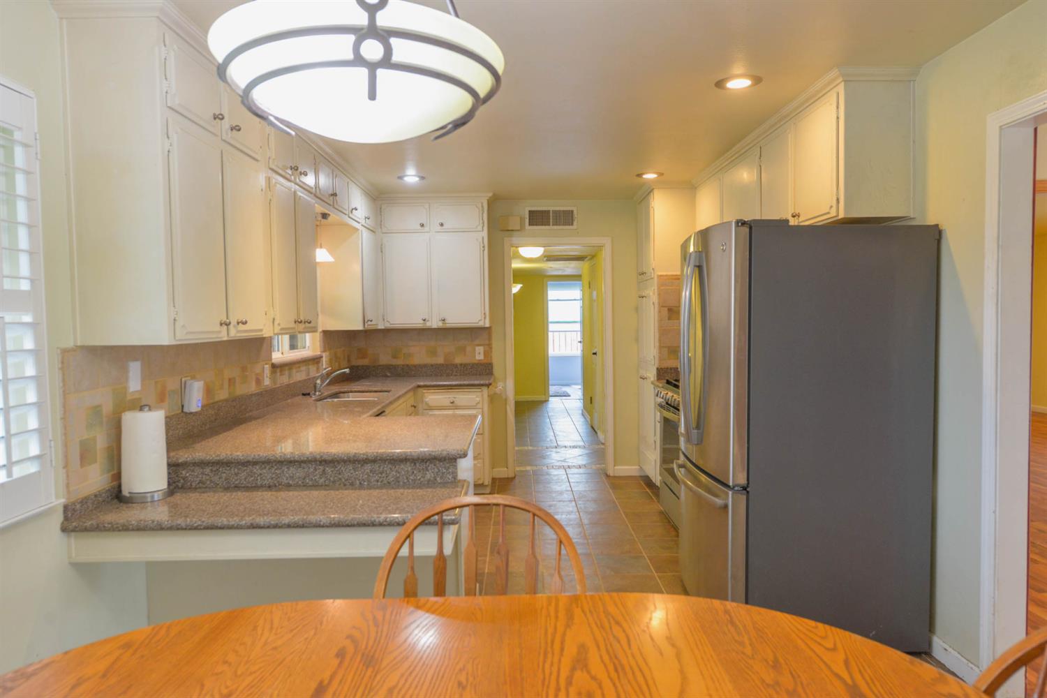 1636 W Vartikian Ave, Fresno, CA 93711