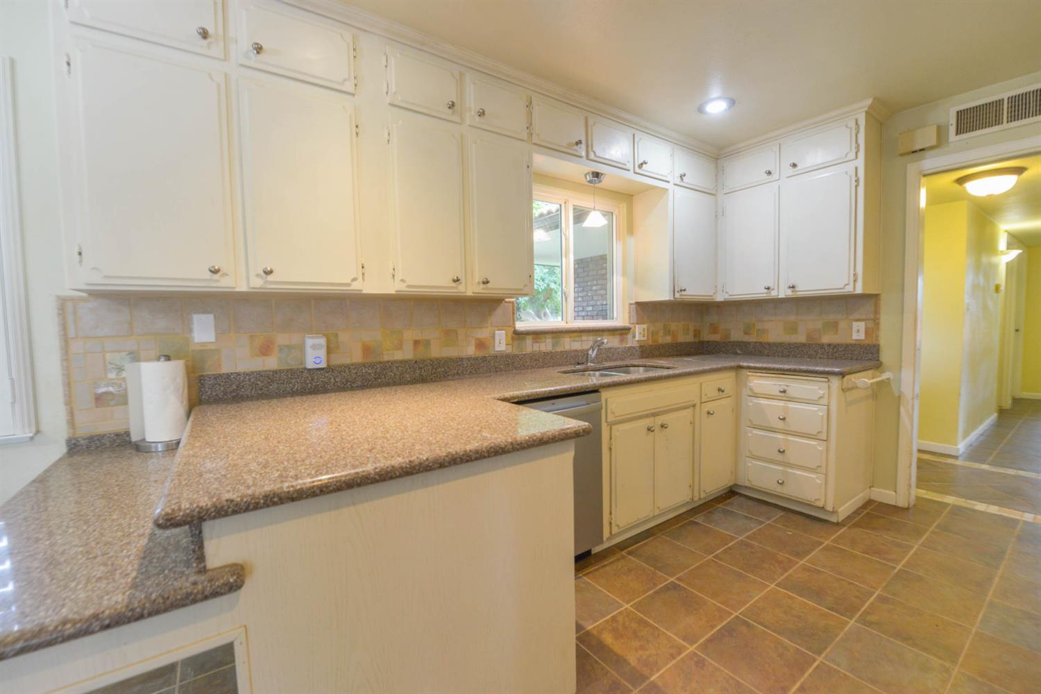 1636 W Vartikian Ave, Fresno, CA 93711