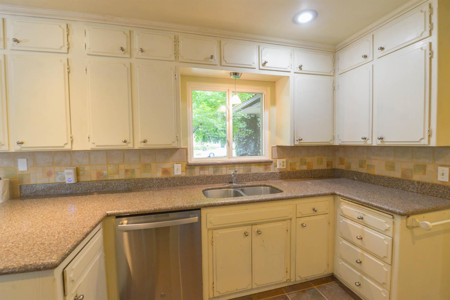1636 W Vartikian Ave, Fresno, CA 93711