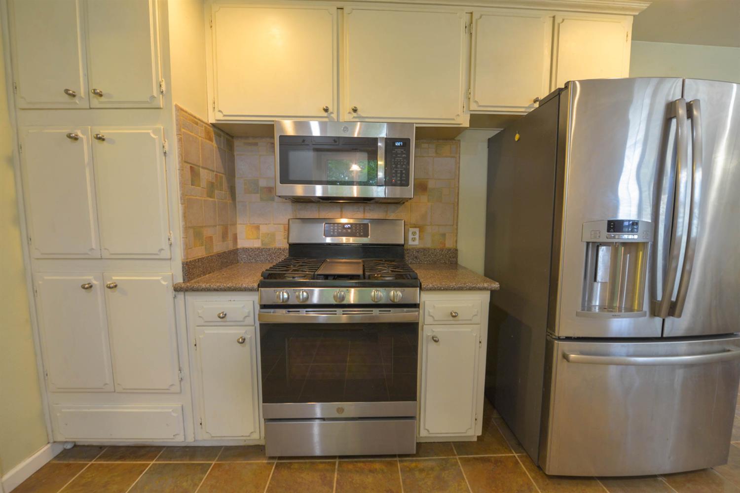 1636 W Vartikian Ave, Fresno, CA 93711