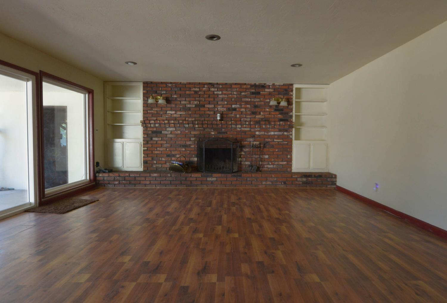 1636 W Vartikian Ave, Fresno, CA 93711