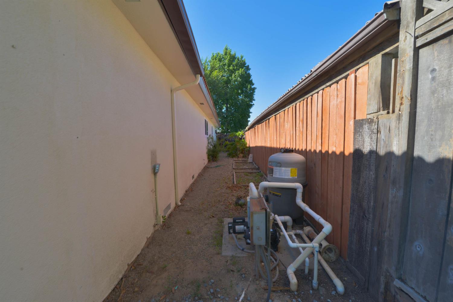 1636 W Vartikian Ave, Fresno, CA 93711