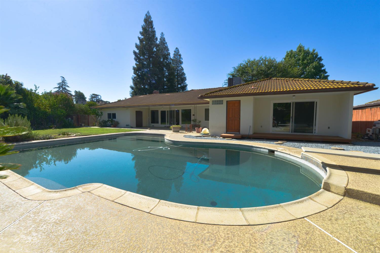 1636 W Vartikian Ave, Fresno, CA 93711