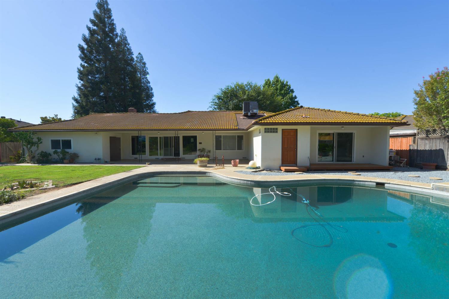 1636 W Vartikian Ave, Fresno, CA 93711